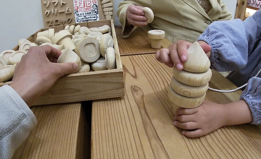 木のソフトクリームブロックの積み上げチャレンジ