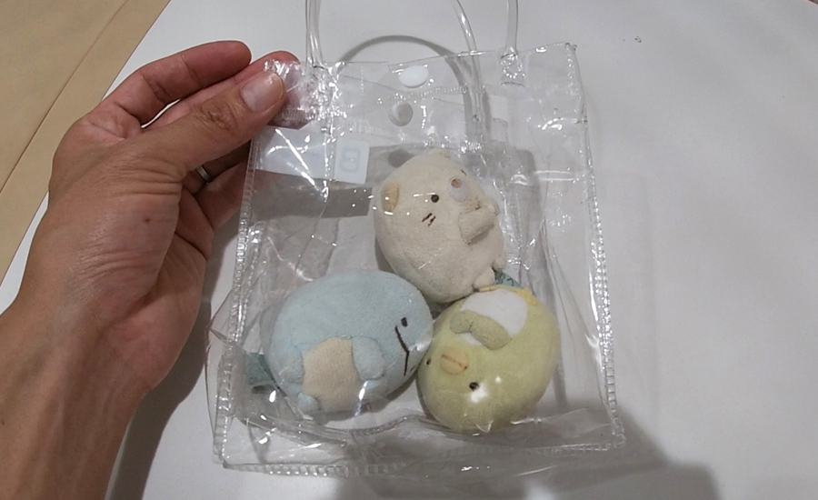 入場時にすみっコぐらしのキャラクター3体のぬいぐるみを借りることができます