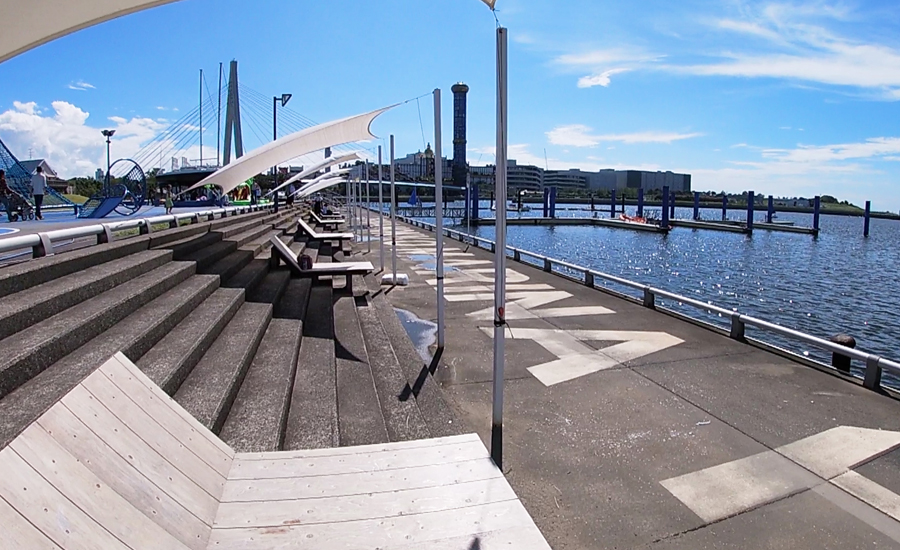 公園の横はたくさんのヨットが停泊していて、ウッドデッキも設置されています