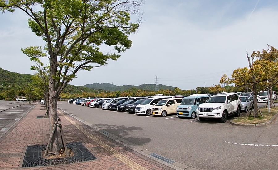 たくさん停めれる無料の駐車場もあります。