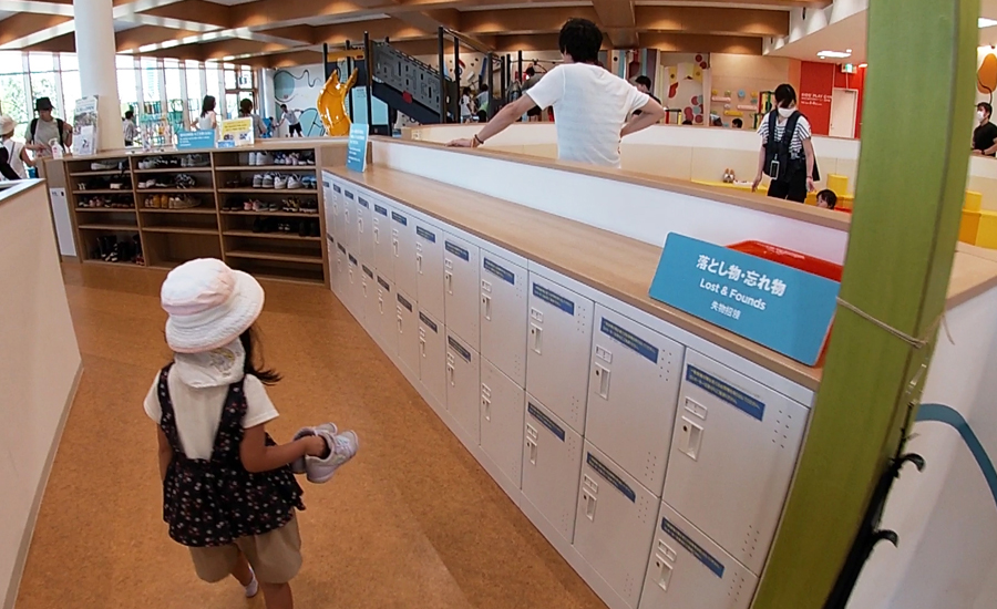 靴箱とロッカーを挟んで屋内エリアは分かれています