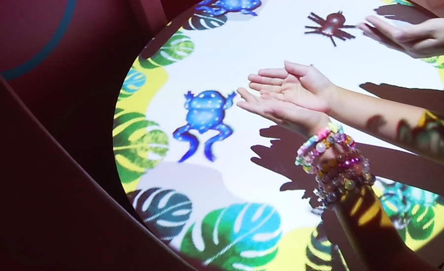 このエリアでは映像の遊び体験ができ、映像の生き物を手ですくうと生き物が数字に変わってその数字で景品がもらえるというようなゲームでした