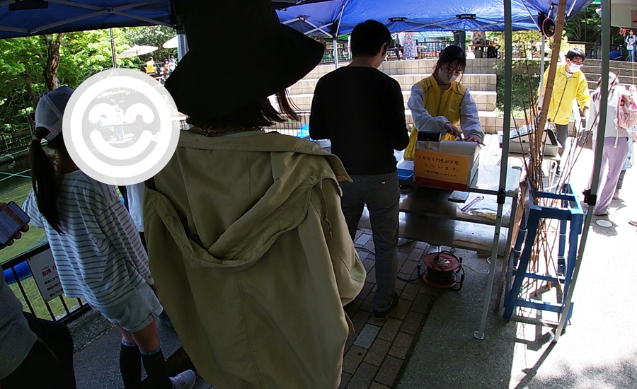 施設の真ん中に設置されたタープテントで受付