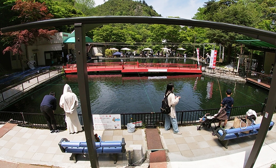 メインの釣り場には周りにベンチがあるのです