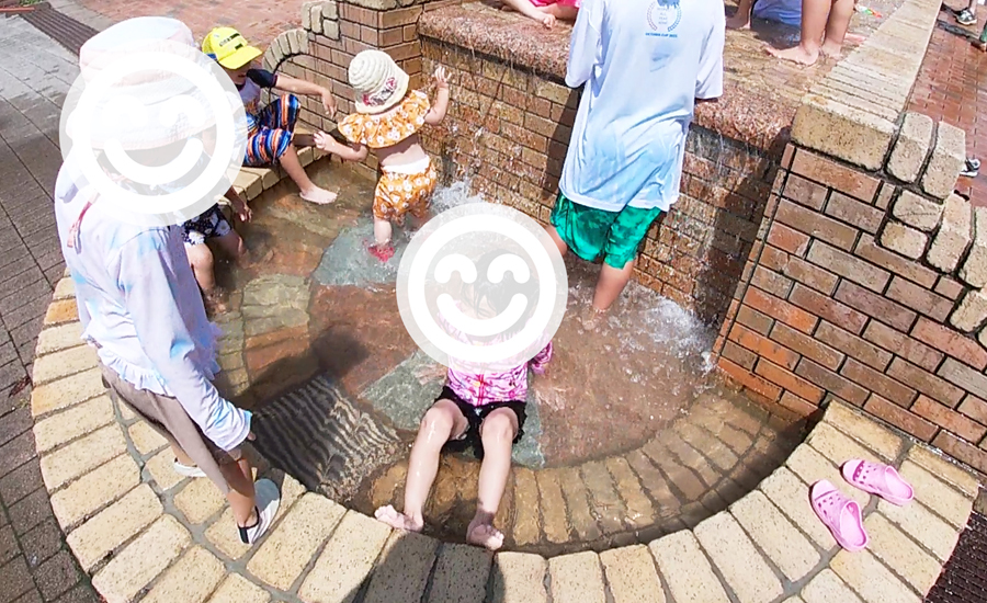時計台の所から中央広場までの水路で水遊びをすることができます2