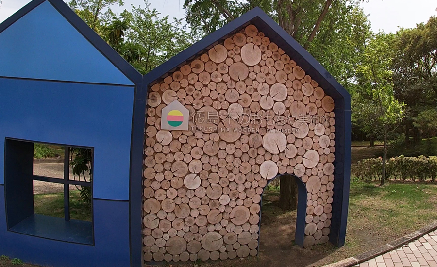 入場ゲート前の木のおもちゃ美術館の看板はフォトスポット！