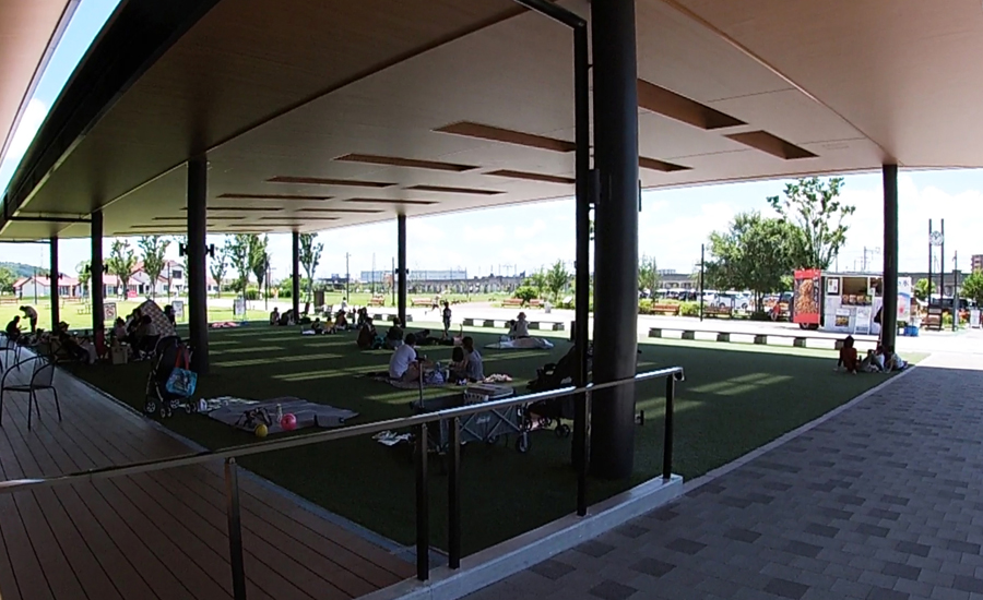 プレイヴィルも入っている公園の管理事務所の建物の前に大きな屋根のある広場があります