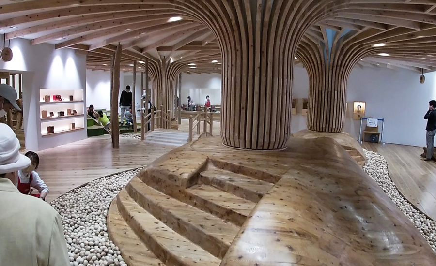 卵型の木のボールが周りに敷かれた滑り台