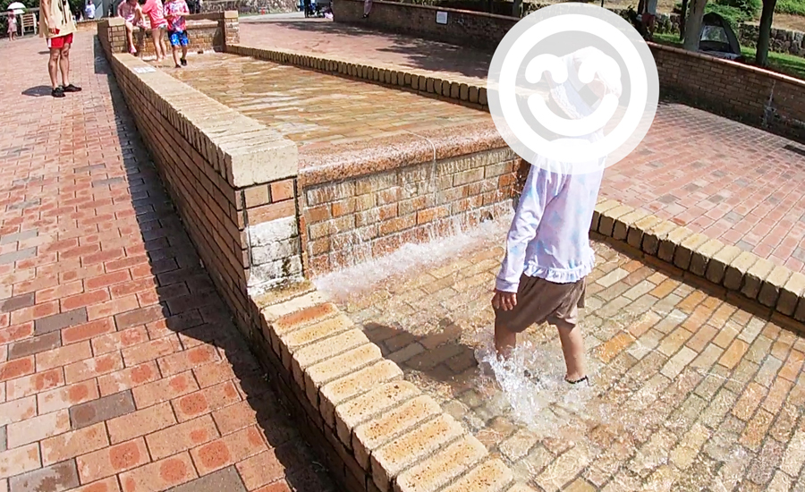 時計台の所から中央広場までの水路で水遊びをすることができます3