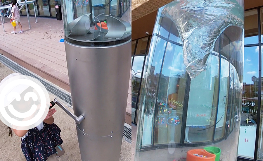 屋外は水遊びもできる砂場や科学を体験する遊具のエリアなどがあります2
