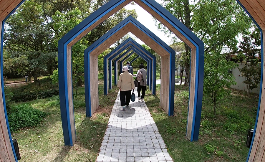 看板の横には木のアーチで出来た歩道があります。
