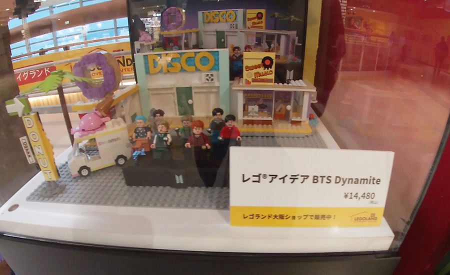 レゴ×BTSのコラボ商品にちなんで、BTSメンバーの巨大レゴも飾られていました