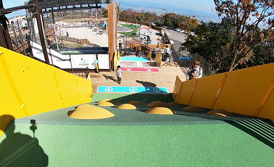 生駒山上遊園地ITADAKIのプレイフル・ヒル上から