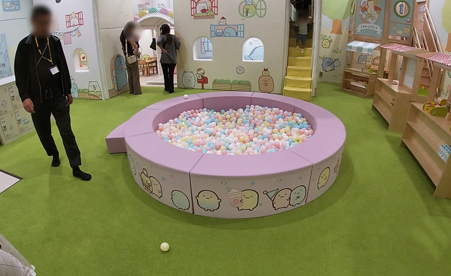 ボールプールがあったり、おままごとのキッチンや木のおもちゃがたくさんあって、パッと見は普通のキッズパークと変わらない感じです