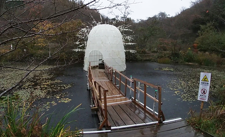 池の真ん中には天井の高いドーム型の建物があったり結構アートな感じです
