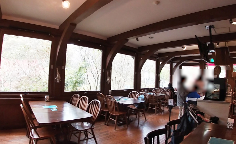 ホールの前には景色の良い「森のCafe」もあります