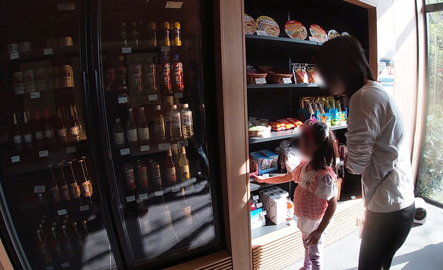 フロント前にはちょっとした軽食も販売されています