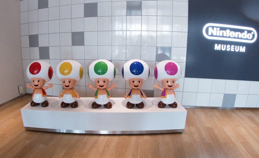 入口はコーラスしてくれる5体のキノピオがお出迎え