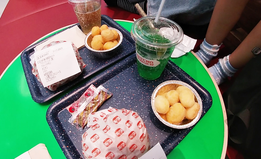 「フルカスタム」の場合、セットのみのオーダーですが、セットについているコロコロポテトと、ハンバーガーで大人も満足できるぐらいのボリュームはあります