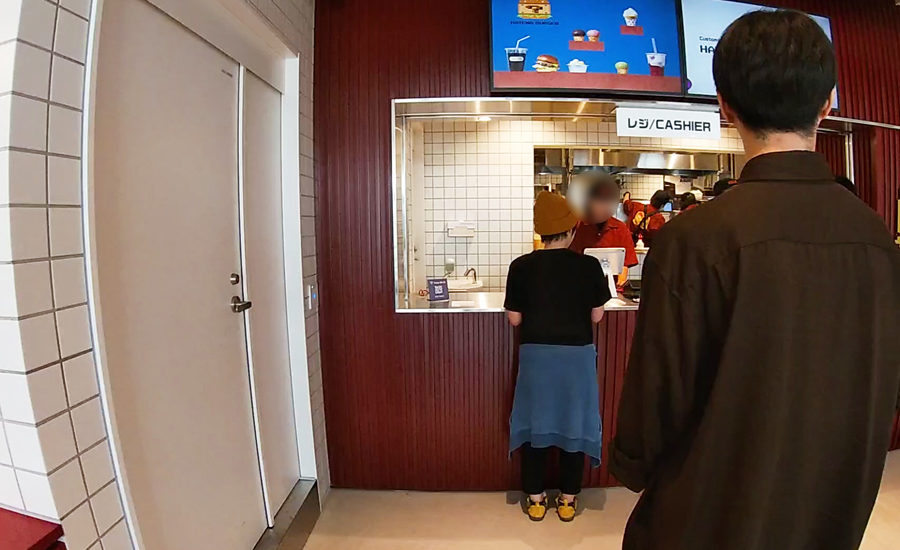 カスタムハンバーガーが出来たら、スマホをレジに持っていき支払いをします