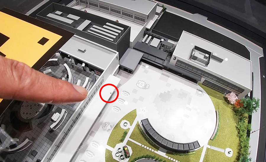 その他、屋外の床に描かれたキャラクターや、小さな点も意味がありｗ本当に細かいところまで再現されています