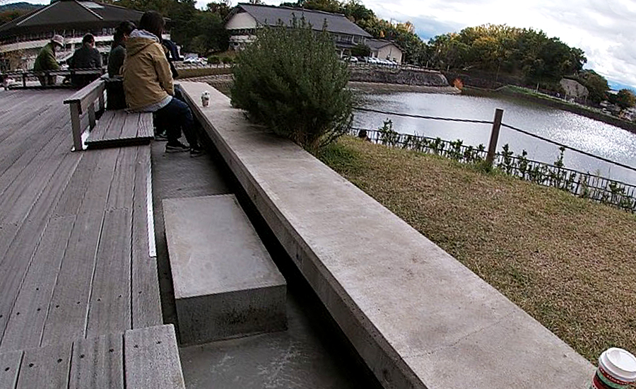 スターバックス奈良鴻池運動公園前店、屋外ベンチ
