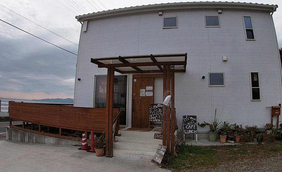 白い壁のかわいい感じのカフェです