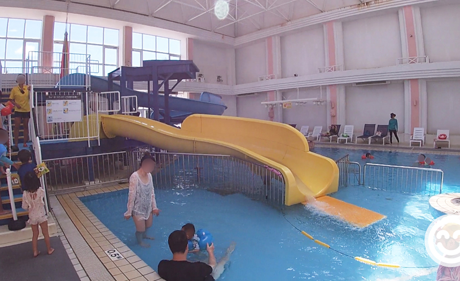 2本のスライダーやスポーツジムまである屋内プール