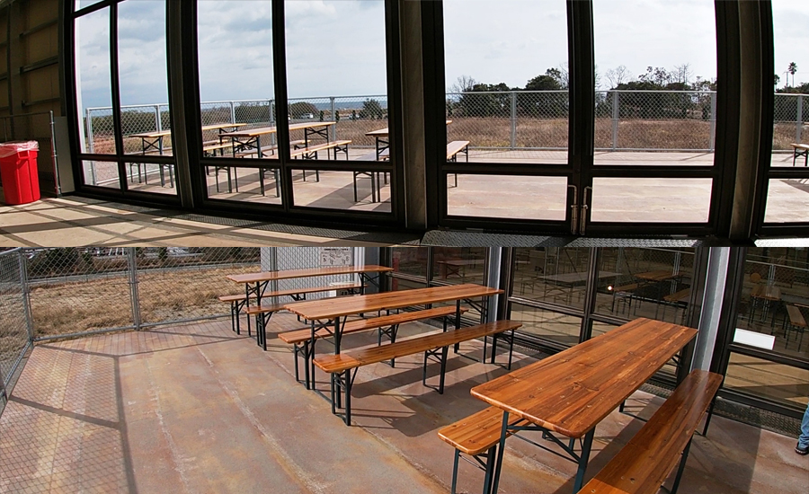 テラス席もあり、海が近いので潮の香りが楽しめます