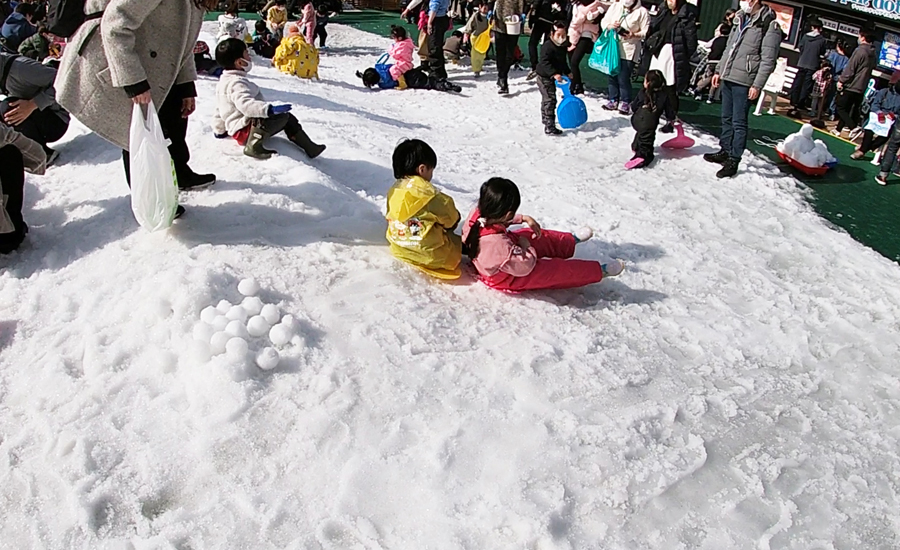 スライダーで遊んでいる子はたくさんいました