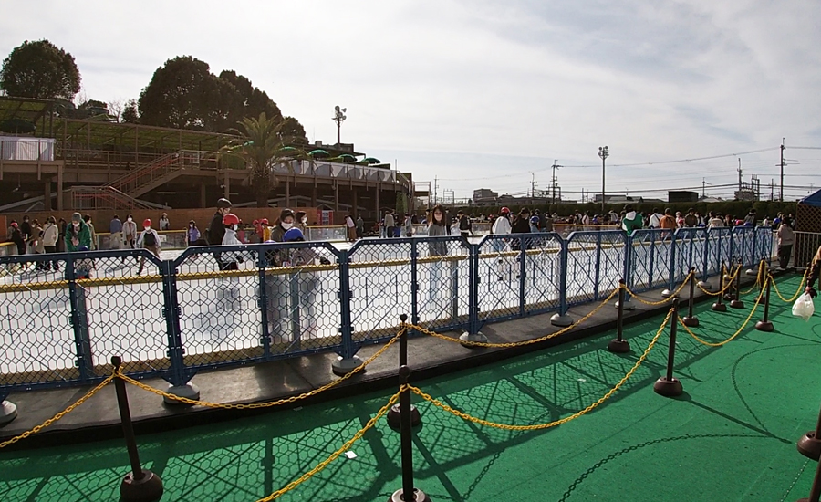 スケート場もたくさんのお客さんが遊びに来ていました