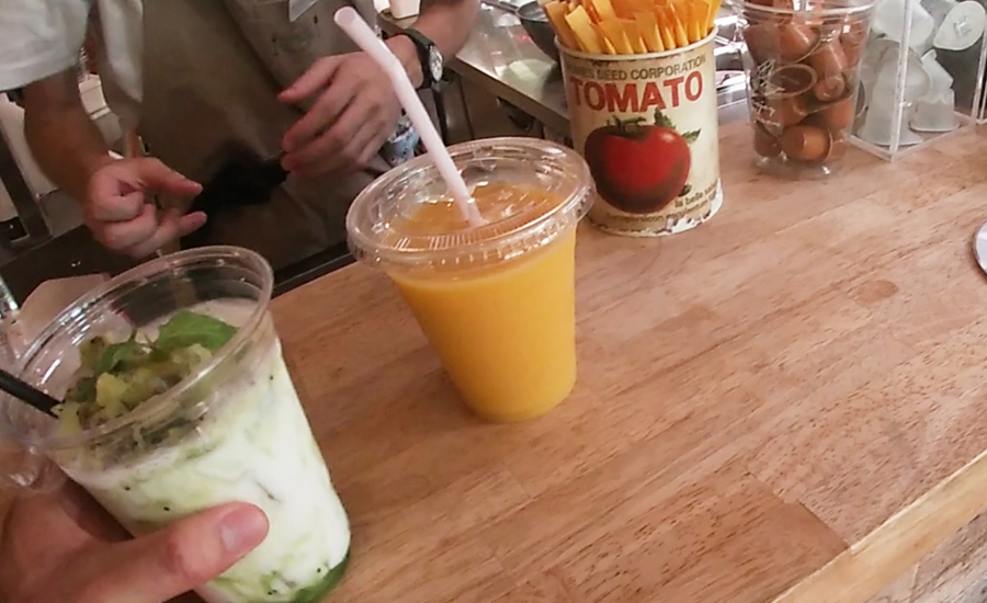 ドリンクのテイクアウトもできるカフェ