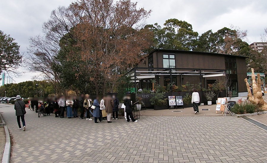 お店に到着した頃には入店待ちの行列ができていました