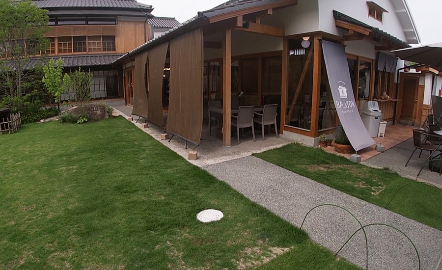 中庭を囲むようにカフェやレストランが入っています