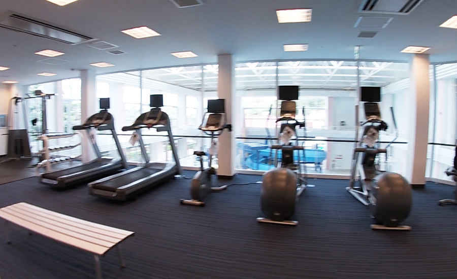 屋内プールの上にあるガラス張りの場所がスポーツジムになっています