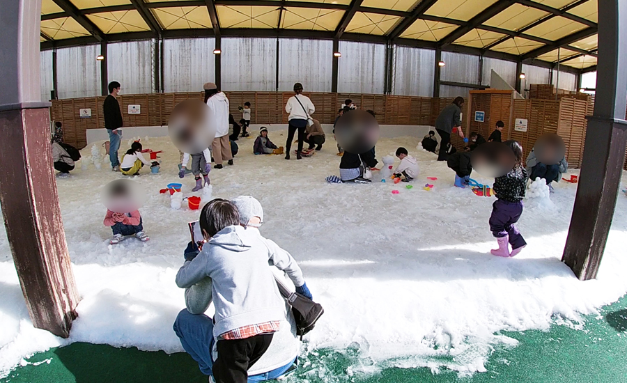屋根のある雪遊び広場もあります