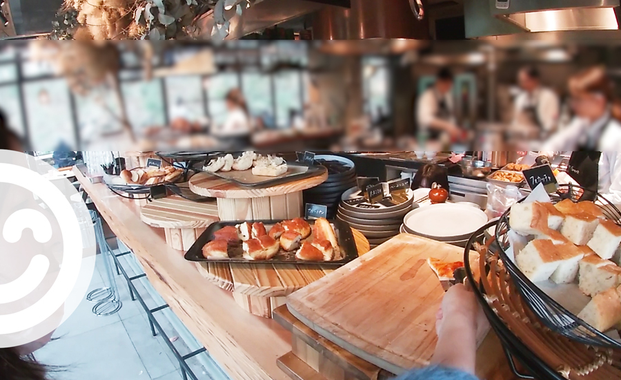 パンビュッフェのパンは全30種類あり、時間によって焼きたてのパンが並びます