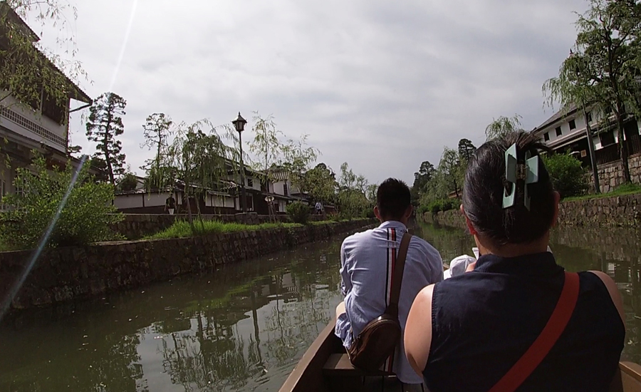 美観地区の中は川が流れていて川舟流しも体験できます2