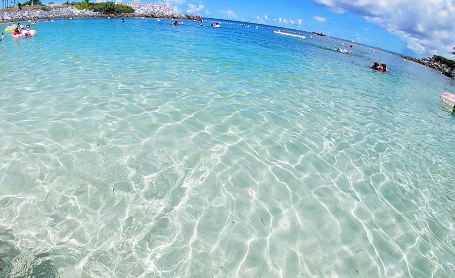どこまでも透明で透き通ったプライベートビーチ