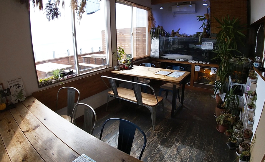 １階はキッチンとテーブル席