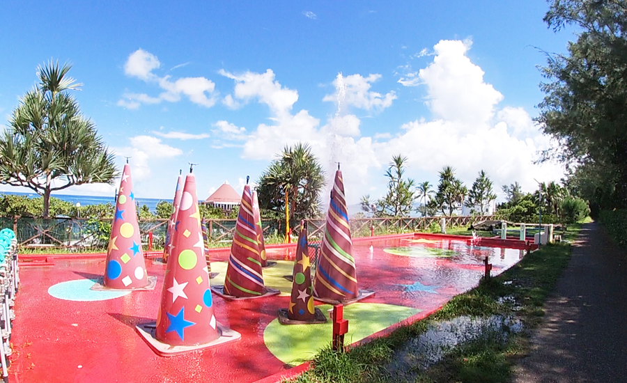 プールから階段を上がったところに地面から水が噴き出す「キッズスプラッシュ広場」