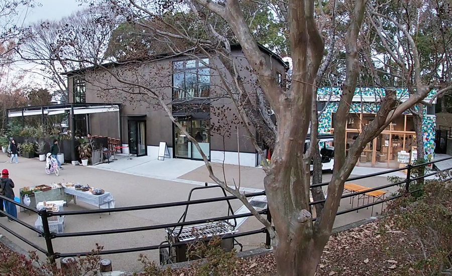 小さな無人ローソンと工房ラボが併設されています2