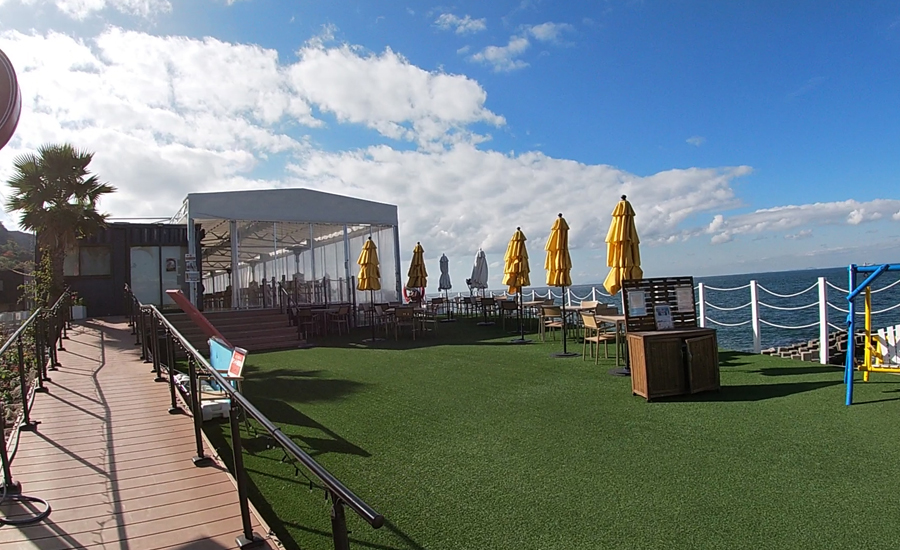 メインのウッドテラスはビニールテントで冬も快適1