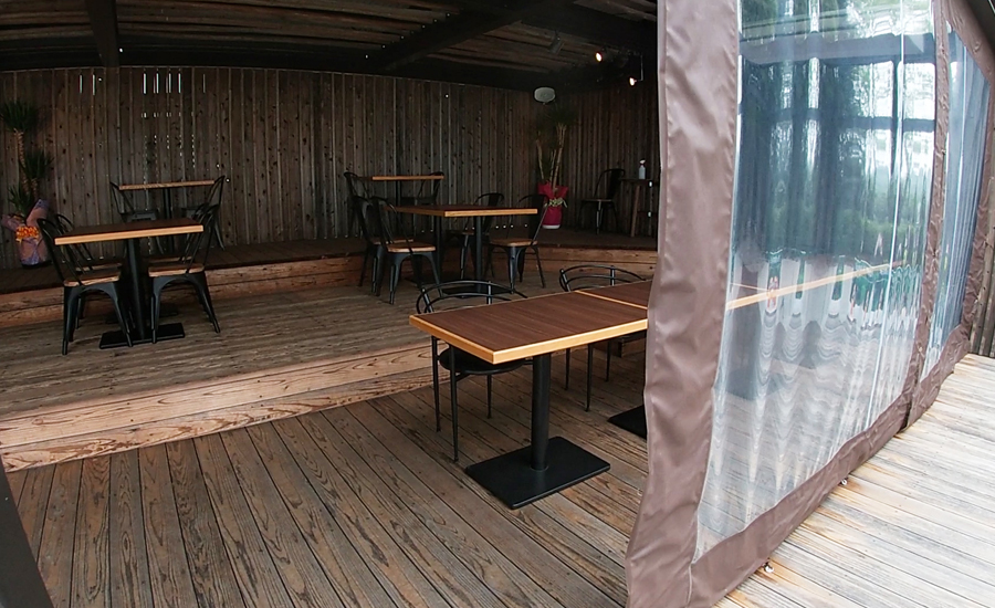 屋根のあるスペースもあるので雨の日や寒い日も利用できます