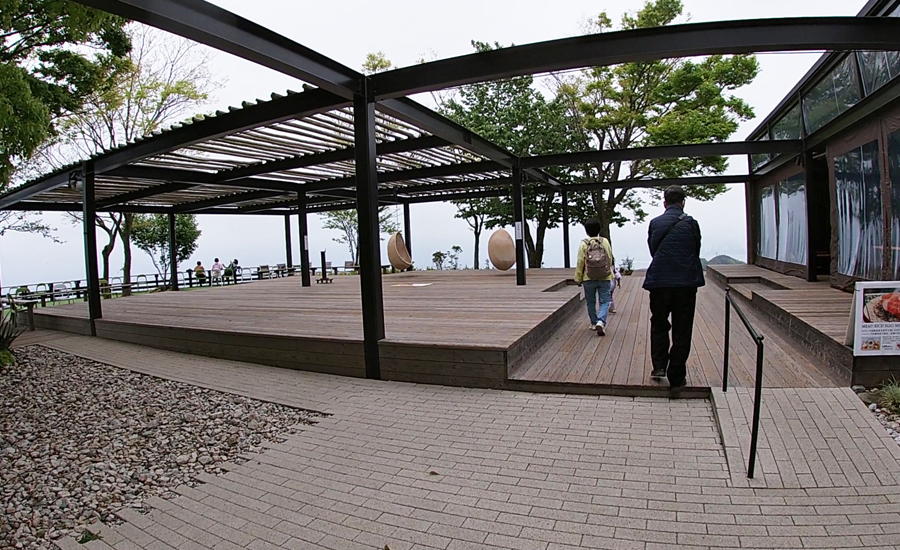 建物に向かって左奥には鳴門海峡を一望できる絶景のスカイテラス「NARU」があります。