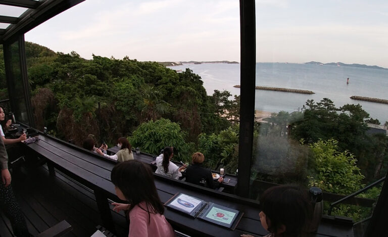 テラス席は全席、海に向かって座るように配置されています2-768x469