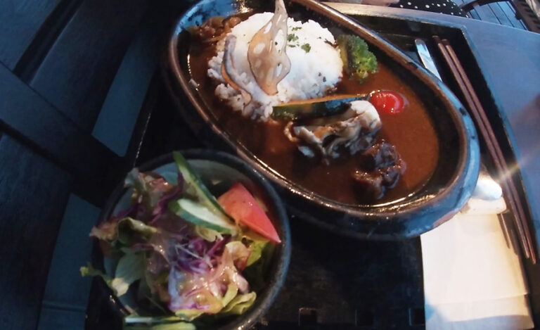 料理はカレーライスを注文しました-768x469