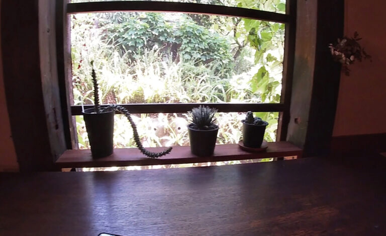 小窓からすぐが絶壁ですが、風もそっと抜けてく感じで古民家を改装した雰囲気がとにかく落ち着きます-768x469
