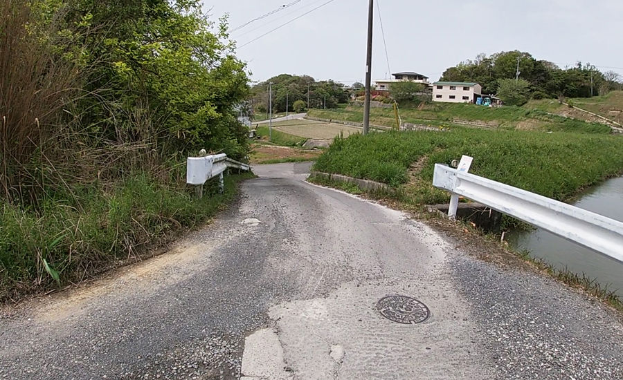 道路から駐車場に入るちょっとした坂になった小道が少し狭いかもしれません。