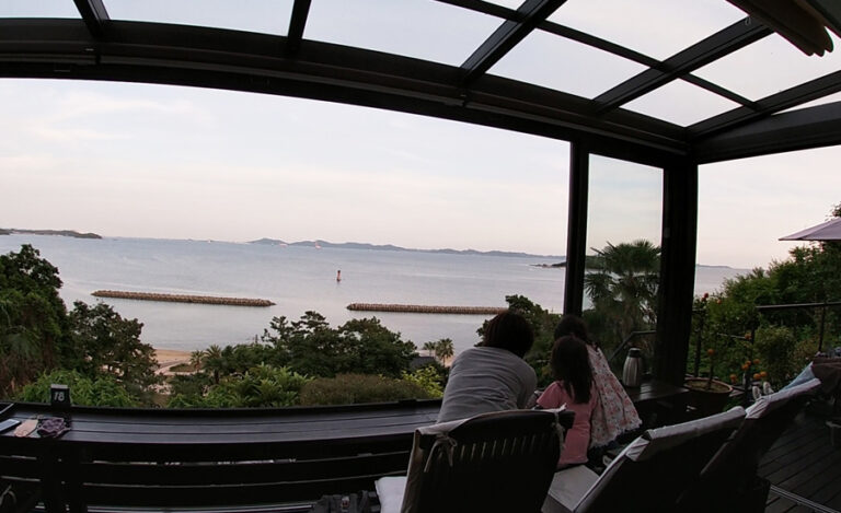 テラス席は全席、海に向かって座るように配置されています1-768x469